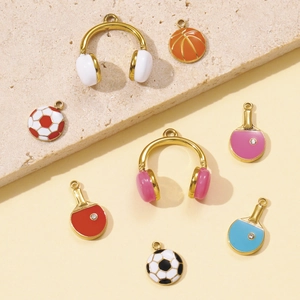 Sport-Charm-Set mit Emaille-Anhängern in Form von Fußball, Basketball und Kopfhörern