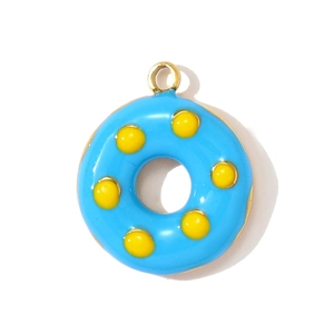 Detail eines blauen Emaille-Donut-Anhängers mit gelben Punkten und Goldfinish