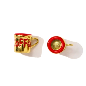 Detail von goldenen Edelstahl-Mini-Kaffeetassen-Anhängern mit rotem COFFEE-Text und Emaille