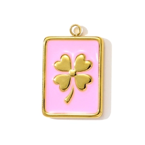 Détail d'un pendentif rectangulaire en acier titane doré avec émail rose et trèfle