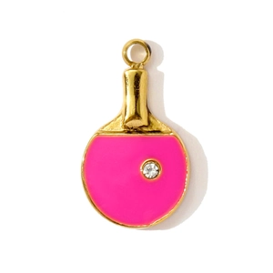 Makro-Detail von goldenem Tischtennisschläger-Anhänger mit rosa Emaille und Kristall