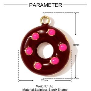 Detaillierte Makroansicht des 15mm Donut-Anhängers mit brauner Emaille und rosa Punkten
