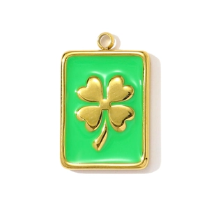 Détail d'un pendentif rectangulaire plaqué or avec émail vert et motif trèfle à quatre