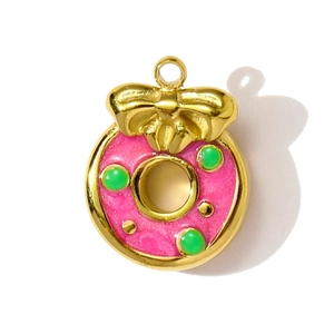 Detail des Donut-Anhängers mit rosa Glitzer-Emaille und grünen Perlen in Goldoptik