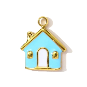 Nahaufnahme vom goldenen Hausanhänger mit himmelblauer Emaille und kleiner Metallschleife