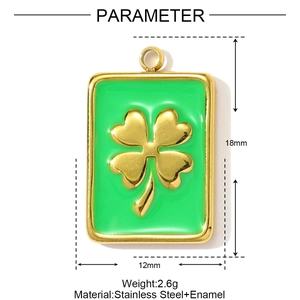 Vue détaillée du pendentif trèfle en émail vert et acier inoxydable avec dimensions