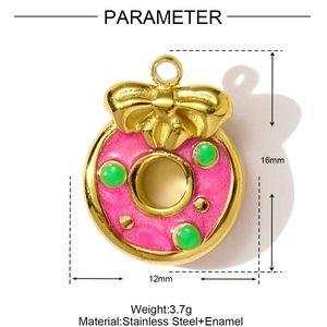 Nahaufnahme eines 16mm Donut-Anhängers mit Emaille-Finish und goldener Schleife