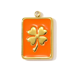 Détail d'un pendentif trèfle rectangulaire plaqué or avec finition en émail orange