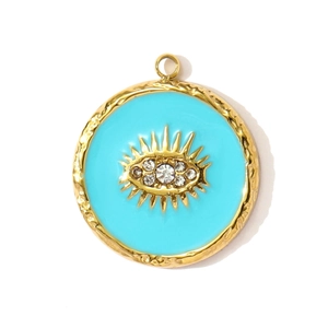 Detailaufnahme von blauem Emaille-Augenanhänger mit Goldbeschichtung und Kristallen
