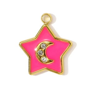 Detailansicht eines rosa Emaille-Sternanhängers mit goldenem Mond und funkelnden Kristallen