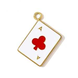 Vue macro du pendentif as de trèfle en émail rouge sur acier inoxydable plaqué or