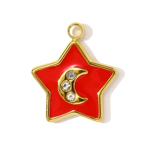 Detaillierte Nahaufnahme des goldenen Sternanhängers mit roter Emaille und Mond-Zirkonia