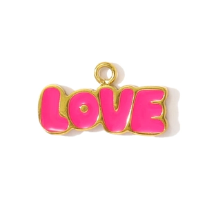 Makro-Detail des LOVE-Anhängers mit rosa Emaille-Beschichtung und Vergoldung