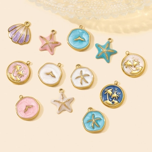 Colgantes de tema oceánico en esmalte colorido y acero inoxidable con estrellas de mar