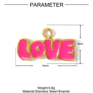 Detailansicht des rosa Emaille LOVE-Anhängers aus Edelstahl mit 14x8mm Maßangaben