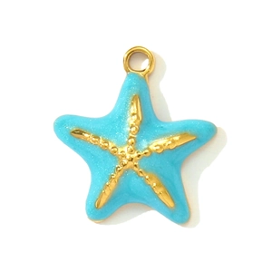 Vista macro del colgante de estrella de mar azul cielo con texturas doradas y esmalte