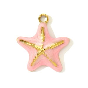 Detalle de colgante de estrella de mar en esmalte rosa con acabado de metal oro
