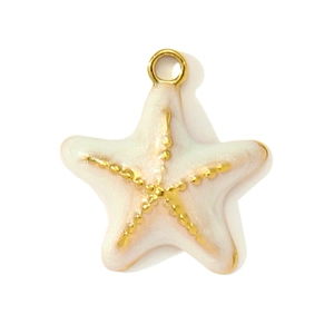Detalle macro de un colgante de estrella de mar blanco perlado con cresta dorada y anillo