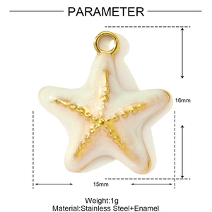 Vista macro del colgante de estrella de mar de esmalte blanco con borde dorado y acero