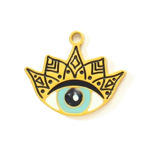 Dettaglio del ciondolo a corona Evil Eye con placcatura in oro e smalto blu per gioielli