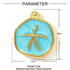 Detalle de un dije de estrella de mar dorada de 15mm con esmalte azul y acero inoxidable