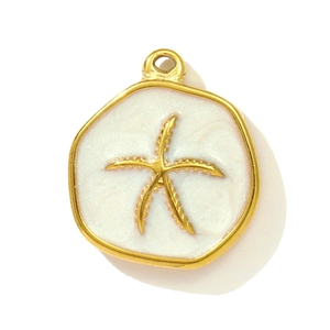 Detalle macro de dije de estrella de mar dorada con esmalte blanco para joyería DIY