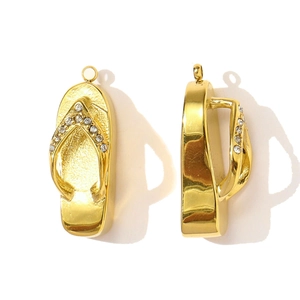 Gedetailleerde weergave van vergulde slippers hanger met sprankelende witte strass