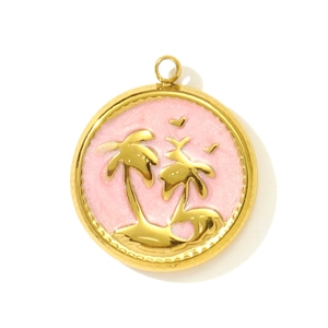 Detalle del colgante de palmera dorada con incrustaciones de esmalte rosa brillante