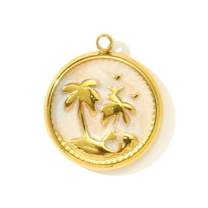 Detalle de colgante redondo dorado con cocoteros e incrustación de nácar brillante