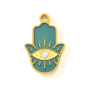 Dettaglio della mano di Hamsa con smalto verde petrolio e cristallo centrale