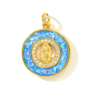 Détail de la médaille Notre-Dame de Guadalupe en or avec opale bleue et pierres en zircon