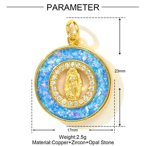 Détail du pendentif Notre-Dame de Guadalupe avec pierres d'opale et zircons
