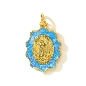 Détail macro du pendentif Vierge Marie doré avec incrustation d'opale bleue scintillante