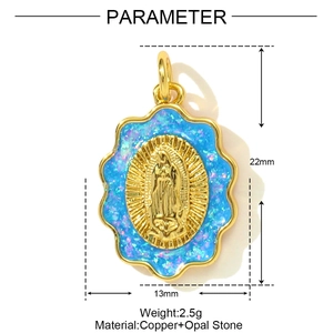 Pendentif Vierge Marie en opale et cuivre doré mesurant 22mm par 13mm sur un fond blanc pur