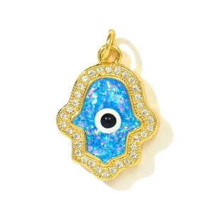 Détail du pendentif main de Fatma dorée avec œil d'opale bleue et zircons