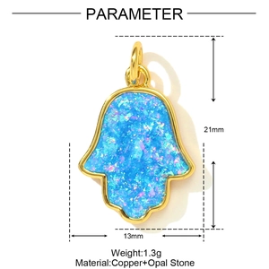 Pendentif Main de Fatma en opale avec cadre en cuivre, taille 21x13mm et poids 1,3g