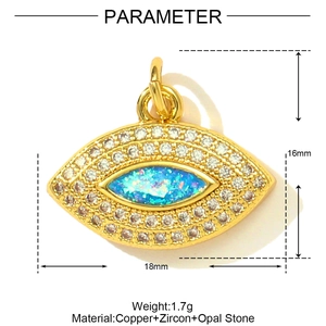 Vue détaillée des dimensions du pendentif œil maléfique en cuivre doré et opale