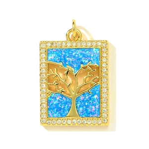Détail du pendentif rectangulaire doré Arbre de Vie avec opale et zircons