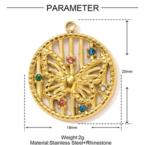 Vue détaillée d'un pendentif papillon doré ajouré serti de strass multicolores