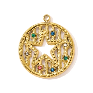 Détail du pendentif céleste doré avec texture martelée et pierres précieuses colorées