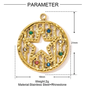 Vue détaillée d'un pendentif étoile en acier doré avec des strass multicolores