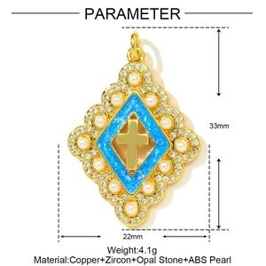 Vue détaillée du pendentif croix religieuse avec incrustation d'opale et perles
