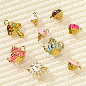 Détails de pendentifs colorés en émail : glaces, champignons et théières pour bijoux