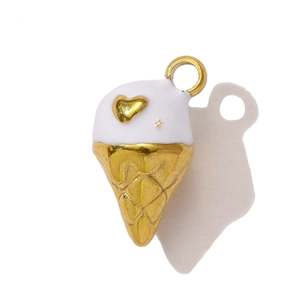 Détails d'un pendentif cornet de glace avec émail blanc et texture quadrillée