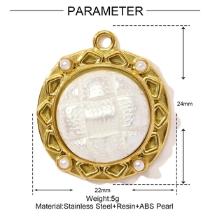 Dettaglio di un ciondolo tondo da 24mm in acciaio inossidabile dorato, resina e perle