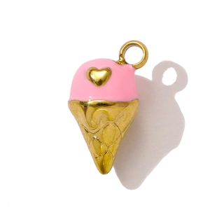 Détail macro d'un pendentif cornet de glace rose avec cœur doré et anneau métal