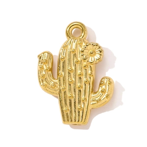 Vue détaillée d'un pendentif cactus en acier inoxydable doré avec surface texturée