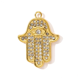 Vue détaillée du pendentif main de Fatma dorée avec strass scintillants et œil protecteur