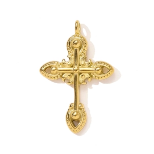 Vue détaillée d'un pendentif croix baroque en or avec motifs gravés ajourés