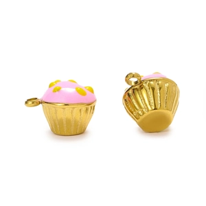 Vue détaillée de deux pendentifs cupcake avec émail rose et base en métal doré brillant